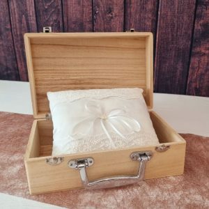 Ringkoffer mit Kissen geöffnet