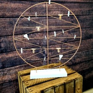 Sitzplan rund mit Holzklammern