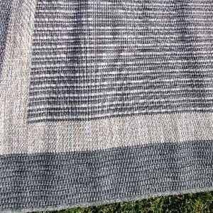 Muster Teppich grau