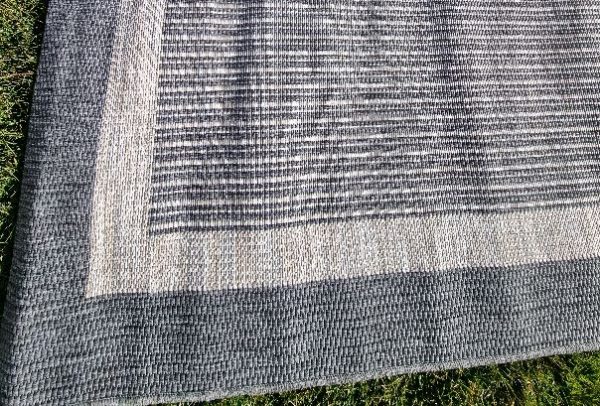 Muster Teppich grau