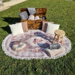 Lounge Ecke mit vielen Kissen und Decken und einem Teppich