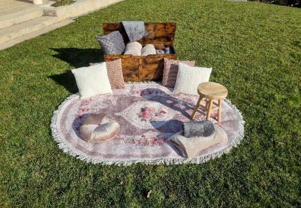 Lounge Ecke mit vielen Kissen und Decken und einem Teppich