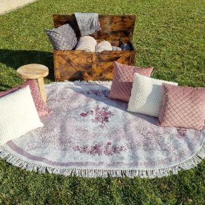 Loungeecke Type 2 mit Holzkiste, Teppich und Kissen