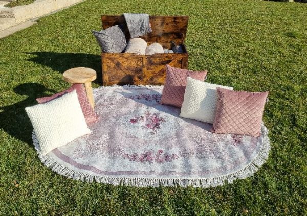 Loungeecke Type 2 mit Holzkiste, Teppich und Kissen
