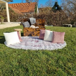 Lounge - Ecke mit Decken und Kissen, sowie einem Vintage Teppich