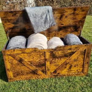 Holzkiste mit Decken