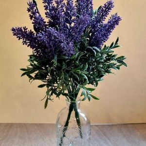 Vase vintage- Stil mit Lavendelblumen