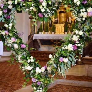 Herzaufsteller mit Blumen groß in Kirche