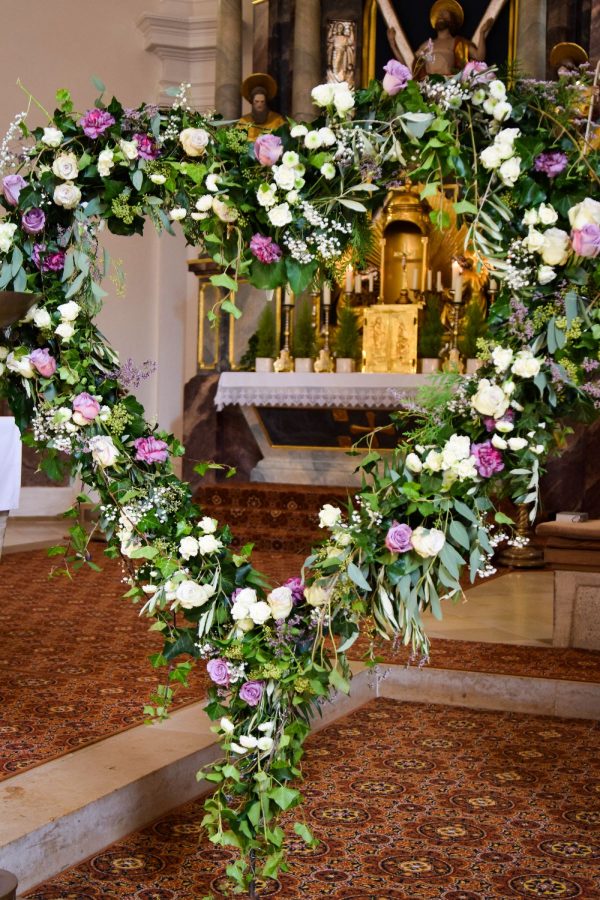 Herzaufsteller mit Blumen groß in Kirche