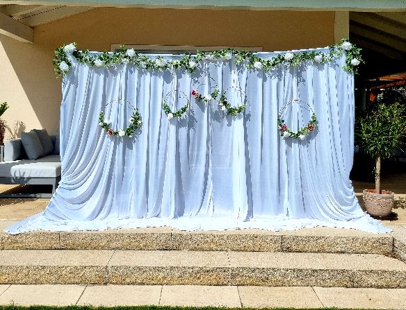 Aufsteller mit weißem Tuch und deko