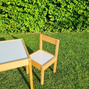 Kinderstuhl und Tisch
