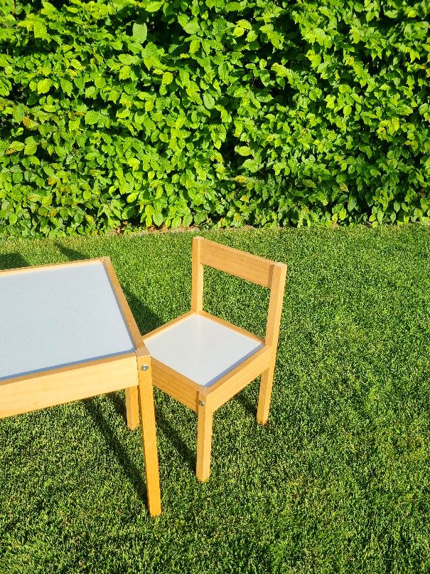 Kinderstuhl und Tisch