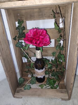 Flaschenvase in Kiste