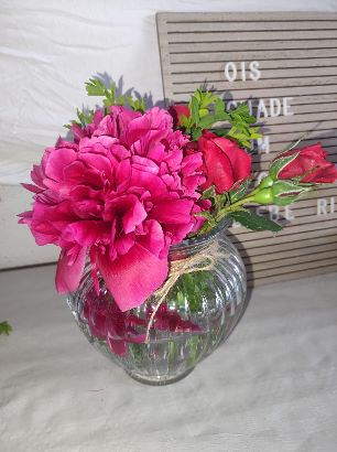 Vase geriffelt mit Pfingsblume
