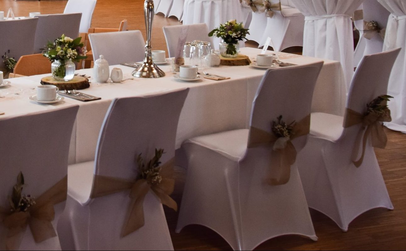 Burgsaal Bestuhlt für Hochzeit mit Lampions und Luftballons an Decke
