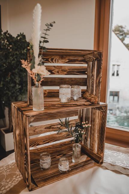 Holzkisten mit Vasen