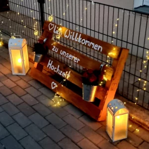 Palette mit Willkommen zur Hochzeit beschriftung und Lichterkette