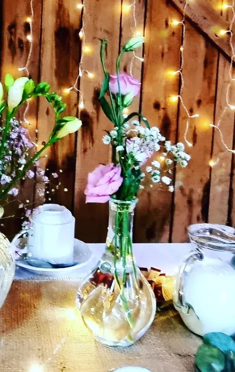 Vase geschwungen mit Blumen