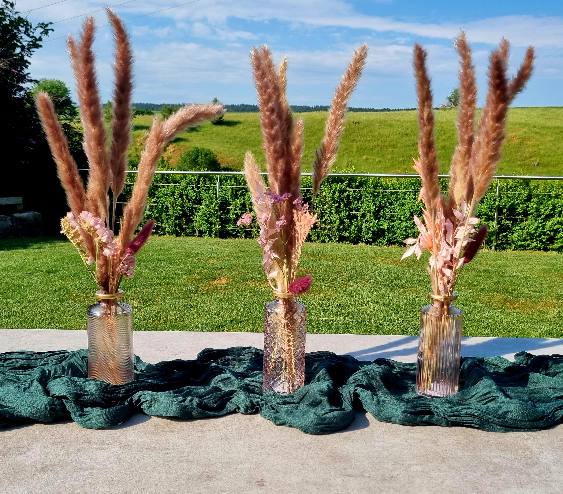 3er Set Vase rosa mit Goldrand mit grünem Tuch
