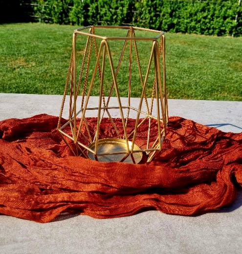 Kerzenständer gold auf roten Tuch