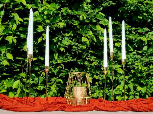 Kerzenständer gold 6er Set mit goldenen Kerzenständer asymetrisch auf Tafel