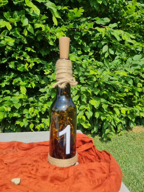 Flaschenvase Tischnummer mit Deko