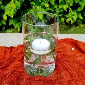 Zylindervase auf rost rotem tuch
