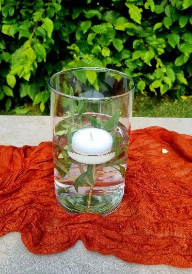 Zylindervase auf rost rotem tuch