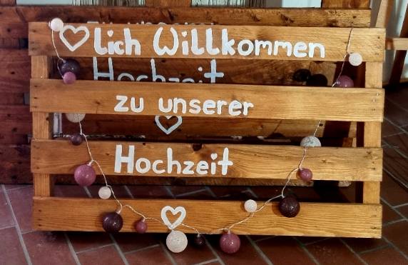 Kleine Palette willkommensschild mit Lichterkette bordeauxrot