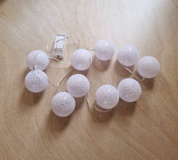 Licherkette mit weißen Bällen