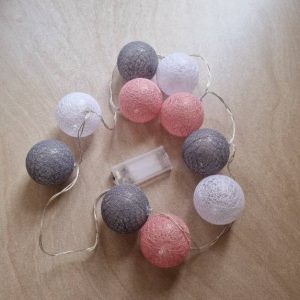 Lichterkette mit 10 farbigen Bällen weiß,rosa,garu