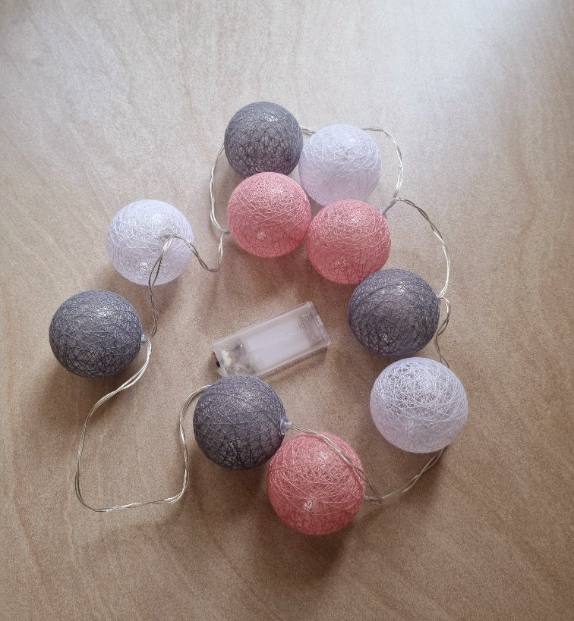 Lichterkette mit 10 farbigen Bällen weiß,rosa,garu