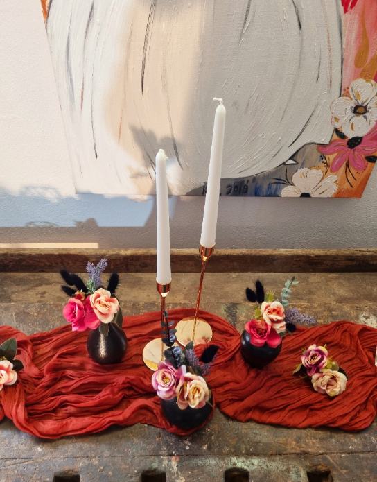 Schwarze Vasen mit goldenen Kerzenständern