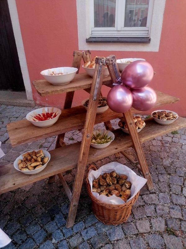Leiter mit Brettern für Snacks