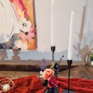 Schwarzer Kerzenständer mit schwarzer Vase
