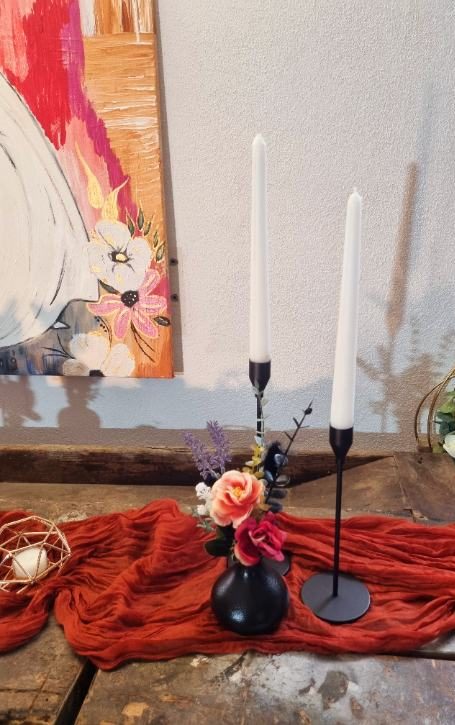 Schwarzer Kerzenständer mit schwarzer Vase