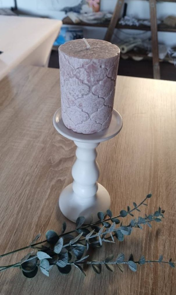 Kerzenständer weiß mittelgroß mit rosa Stumpenkerze