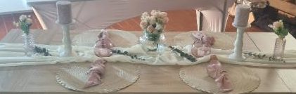 Teelicht rosa auf gedecktem Tisch