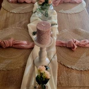 Bild Kerzenhalter weiß mittelgroß auf dekoriertem Tisch