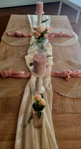 Bild Kerzenhalter weiß mittelgroß auf dekoriertem Tisch