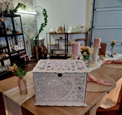 Kartenbox weiß auf dekoriertem Tisch