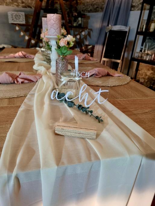 Tischnummer 8 acrylglas als Dekovorschlag mit dekoriertem Tisch