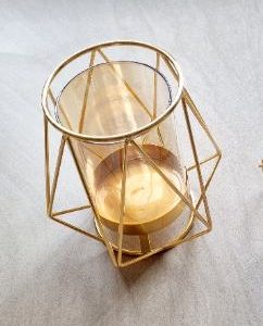 Asymmetrischer Kerzenhalter mit Glaseinsatz goldgelb