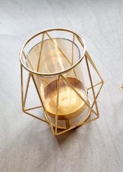 Asymmetrischer Kerzenhalter mit Glaseinsatz goldgelb
