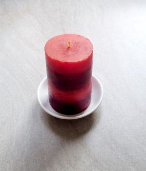 Kerzenteller porzellan mit roter Kerze
