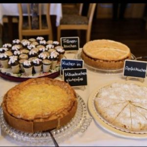 Kreidetafeln auf Kuchenbuffet