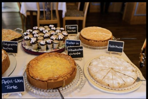 Kreidetafeln auf Kuchenbuffet
