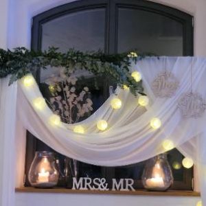 Weiße Lichterkette'/weißes Chiffontuch auf traubogen