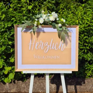 Schild Herzlich Willkommen mit Rahmen