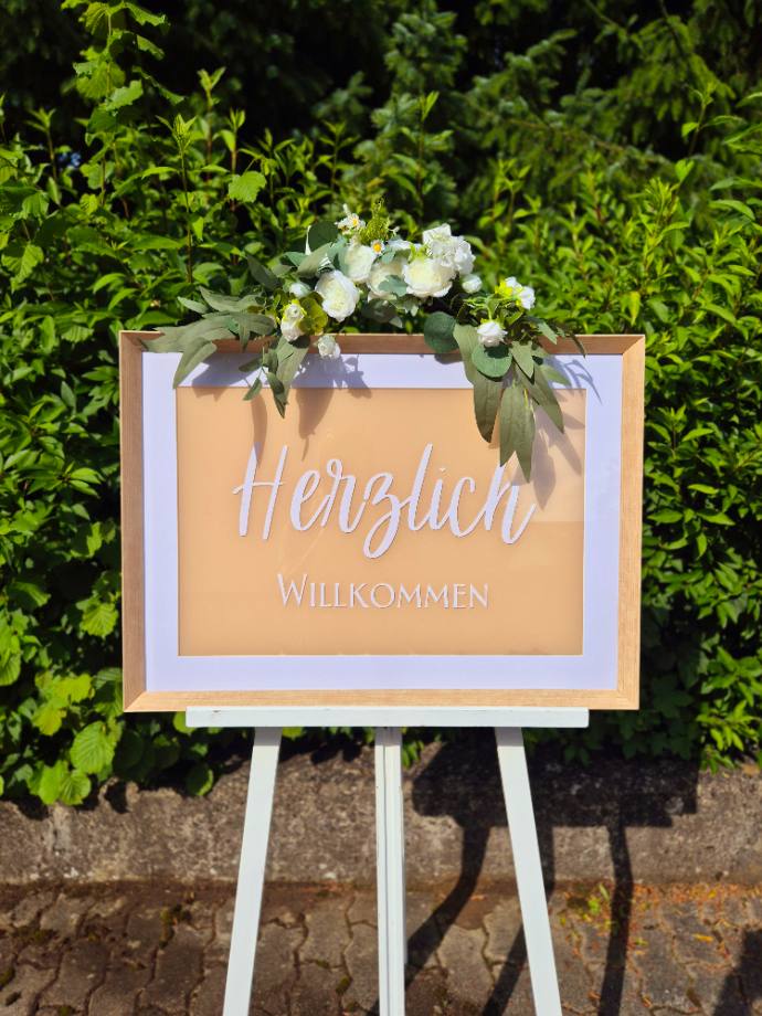 Schild Herzlich Willkommen mit Rahmen